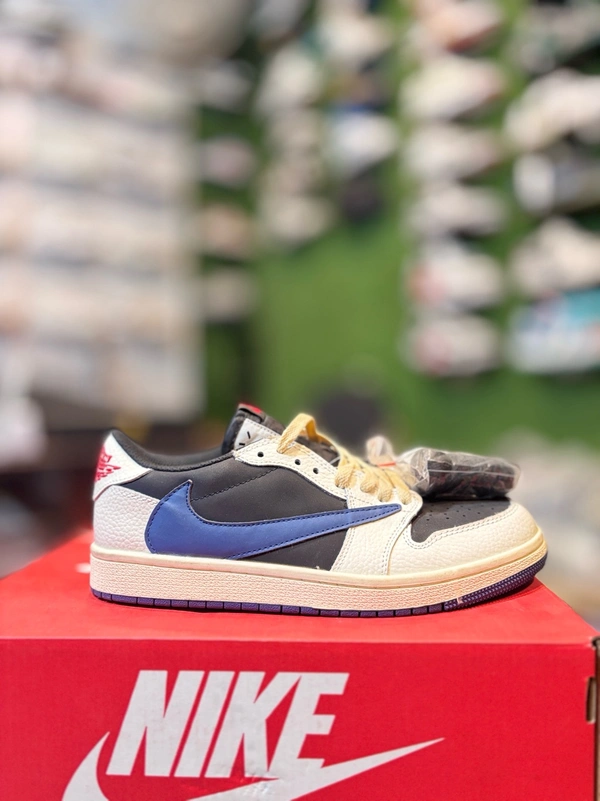 Air Jordan x Travis x Navy - 7.5 (42)