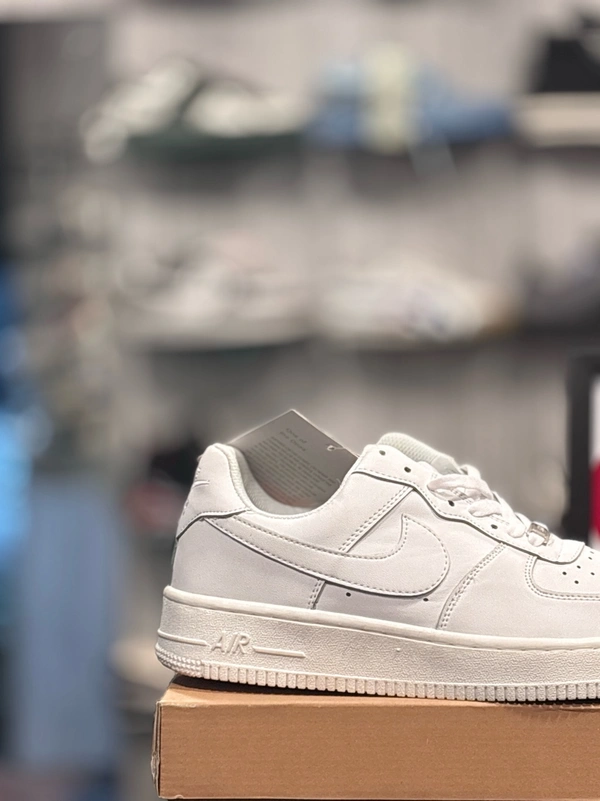 Airforce 1 White - 43 (8.5)