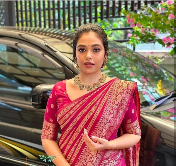 Presenting Enchanting Yet Breathable Organic Banarasi Sarees For Intimate And Big Fat Indian Weddings, That Are Light On Your Skin And Uplift Your Wedding Shenanigans.*🔥 - One Size