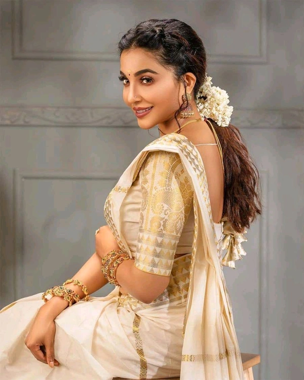 🔥 *Presenting Enchanting Yet Breathable Organic Banarasi Sarees For Intimate And Big Fat Indian Weddings, That Are Light On Your Skin And Uplift Your Wedding Shenanigans.*🔥