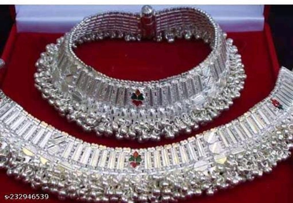 Allure Charming Women Anklets & Toe RingsName: Allure Charming Women Anklets & Toe RingsBase Metal: Brass & CopperPlating: Silver PlatedStone Type: No StoneSizing: Non-AdjustableType: Chain AnkletNet Quantity (N): 1Sizes:Free SizeThese rich looking, high quality imitation anklets are made of Skin Friendly White Metal with Pure Silver Coating. These classic, elegant and trendy ankle - Silver, Free Size