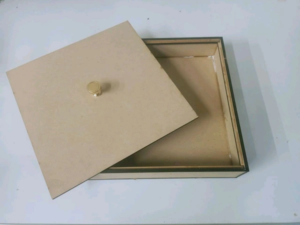 Box With Metal Knob Lid