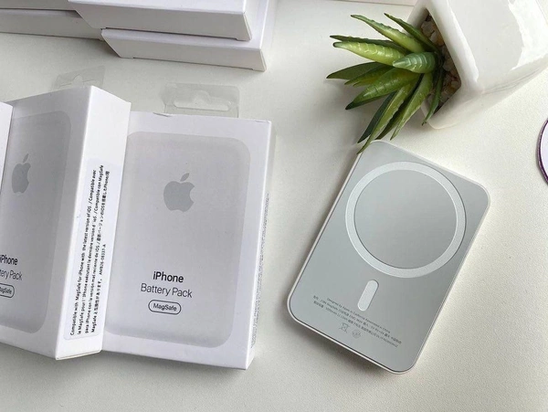 IPHONE BATTERY PACK MAGSAFE