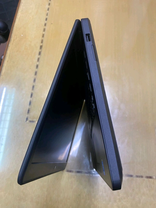 Dell Latitude 5450 - 5th, 8gb, 256gb SSD