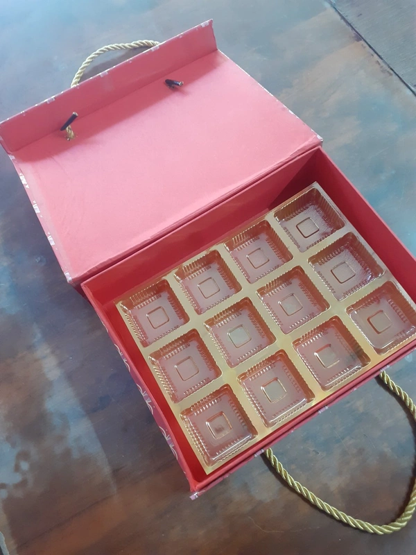 12 CAVITIES MAGNETIC FLIP & RIBBON CHOCOLATE BOX - Red, 6×8.5×2 Inches
