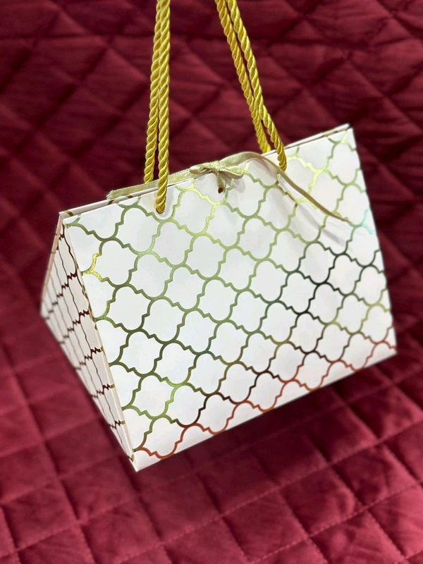 TRIANGLE FOLDING BOX