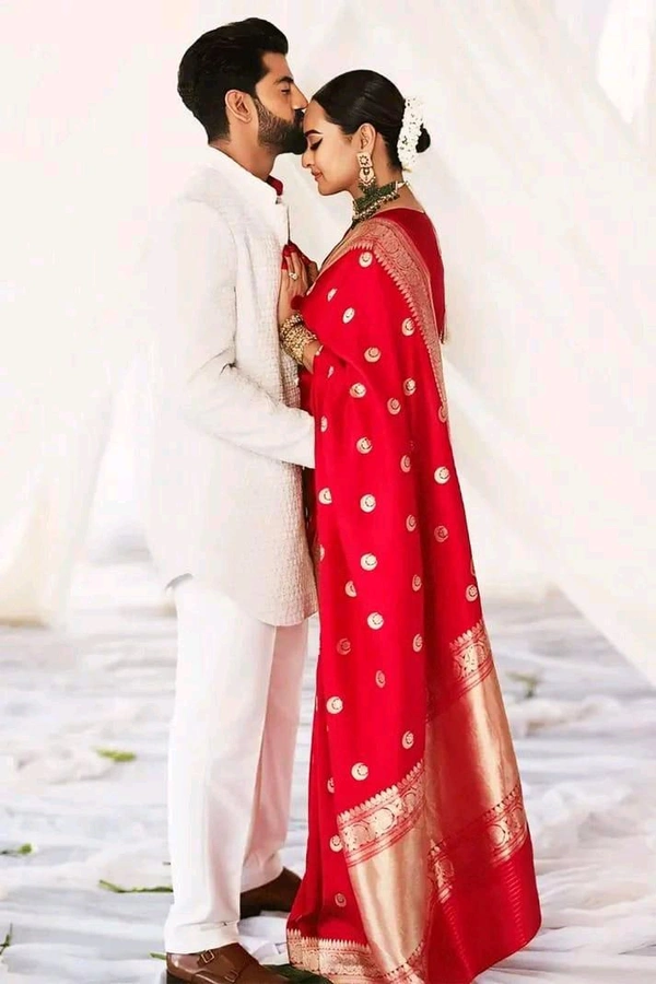 π Sonakshi Sinha Celebrity-Inspired Banarasi Silk Saree β Red Carpet Elegance in Every DrapE