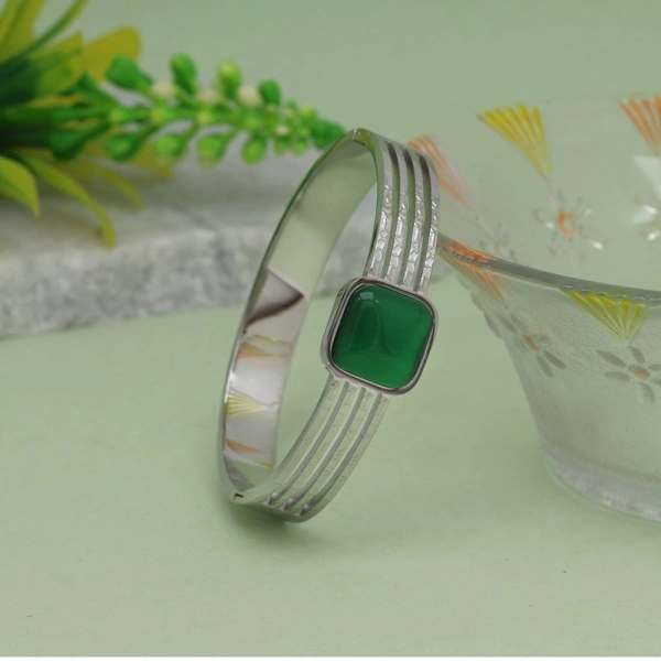 Generic Women's Green Color Monalisa Stone Adjustable Bracelet - Green, Brass
