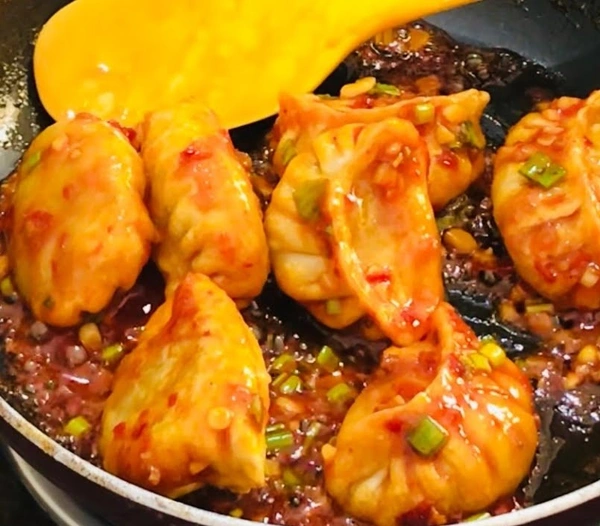 Chciken Momos Tossed in Schezwan Sauce