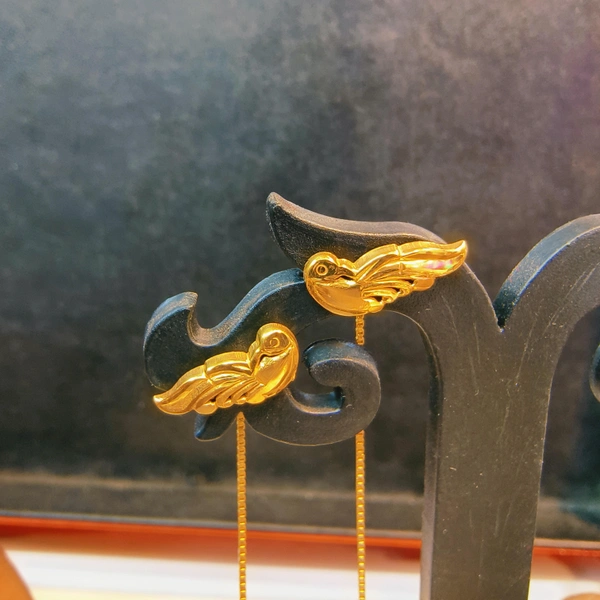 18KT HALLMARK PEACOCK SUIDHAGA APPROX 1.290 GM (1 PAIR)