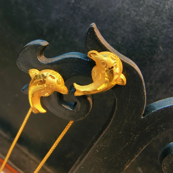 18KT HALLMARK DOLPHIN SUIDHAGA APPROX 0.950 GM (1 PAIR)