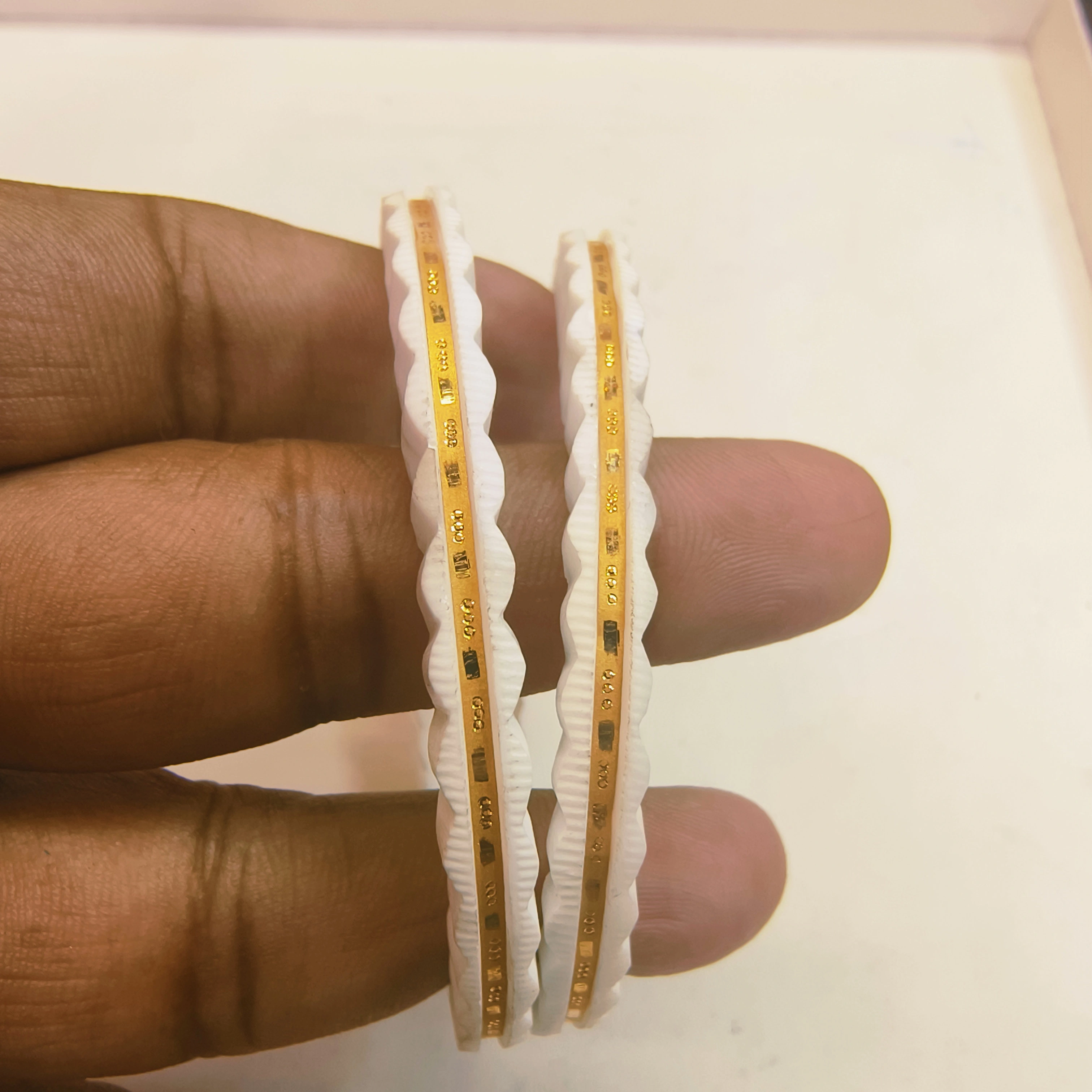 NON LAMINATED BUMMER CHILA PATH SAKHA 22KT HALLMARK APPROX WGT