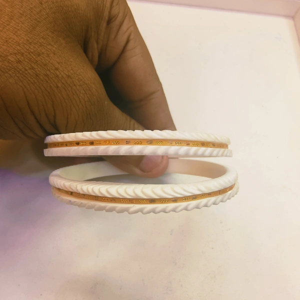 NON LAMINATED VIRAL CHILA PATH SAKHA 22KT HALLMARK APPROX WGT 0.600 - 0.700 GM (1PAIR). - 24