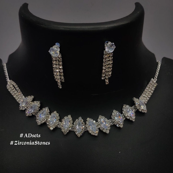 572 NECKLACE SET EARRING SILVER SKU : 572 SILVER** GOLDEN American styling diamond 1piec  - Golden Tainoi, Free size