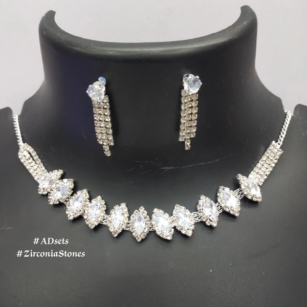 572 NECKLACE SET EARRING SILVER SKU : 572 SILVER** GOLDEN American styling diamond 1piec  - Golden Tainoi, Free size
