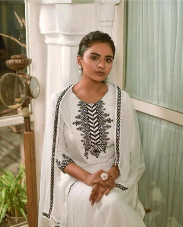 Women Stylish Staight White Embroidered Kurta Set - White, XL
