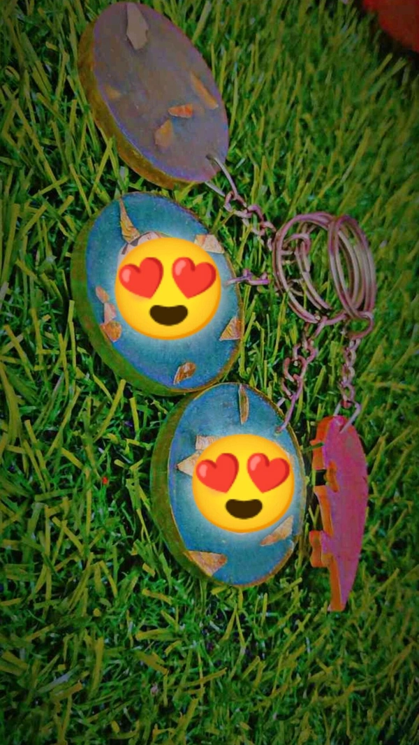 Skgifts134  Resin Circle Shape Photo Keychain 