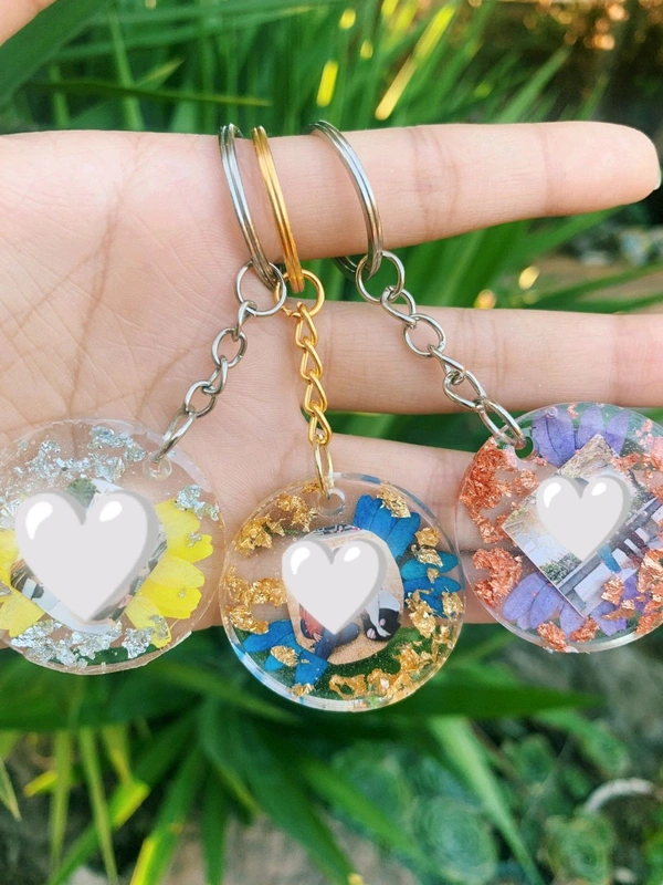 Skgifts134  Resin Circle Shape Photo Keychain 