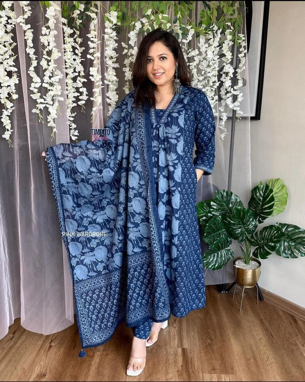 Featuring beautiful Heavy 3pcs Suit which is beautifully decorated with intricate hand sitare & ekatra print. It is paired with matching pants and Lace Dupatta - L-40