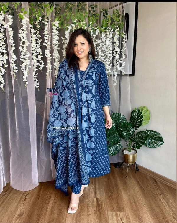 Featuring beautiful Heavy 3pcs Suit which is beautifully decorated with intricate hand sitare & ekatra print. It is paired with matching pants and Lace Dupatta - XL-42