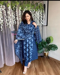 Featuring beautiful Heavy 3pcs Suit which is beautifully decorated with intricate hand sitare & ekatra print. It is paired with matching pants and Lace Dupatta - XXL-44