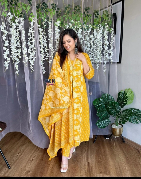 Featuring beautiful Heavy 3pcs Suit which is beautifully decorated with intricate hand sitare & ekatra print. It is paired with matching pants and Lace Dupatta - XXL-44