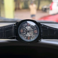 GUCCI 25H Men Black Leather Strap Analog Watch 