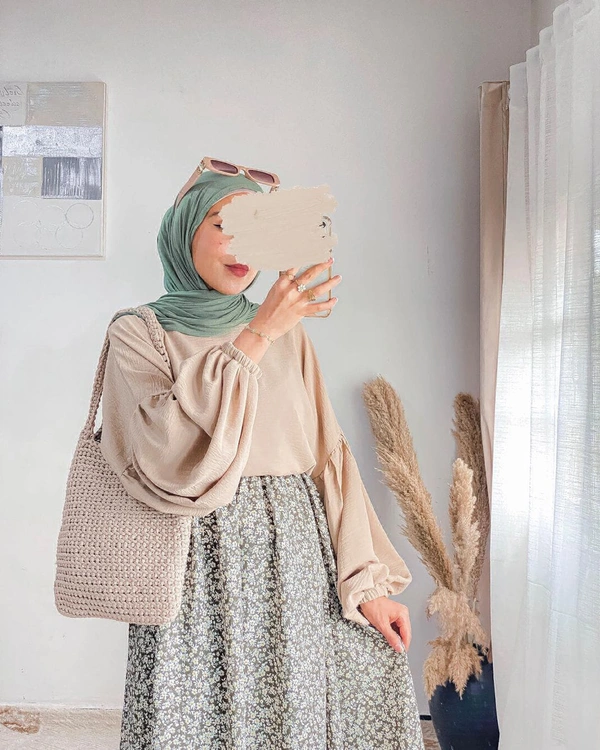 Elegant Top And Floral Skirt Set. - S