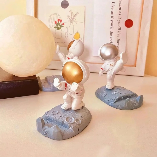 Creative Astronaut Mobile Holder (Random)