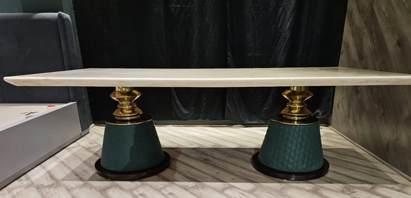 Peso Dining Table