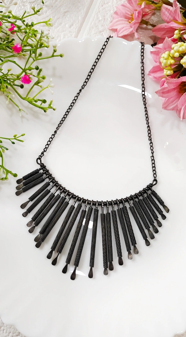Stylish Black Choker Neckpiece 