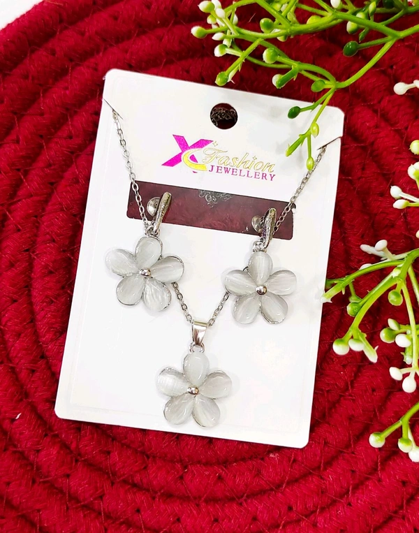 Beautiful Monalisa Pendant Set 