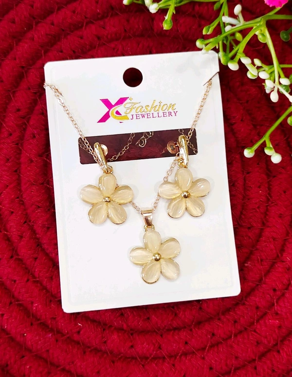 Beautiful Monalisa Pendant Set 