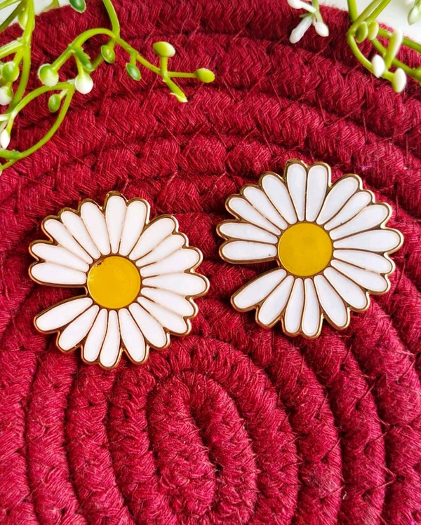 Big Lightweight Daisy Studs