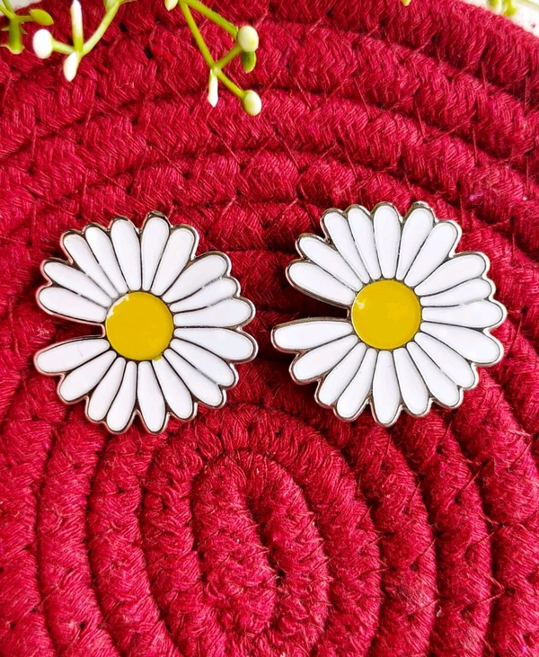 Big Lightweight Daisy Studs