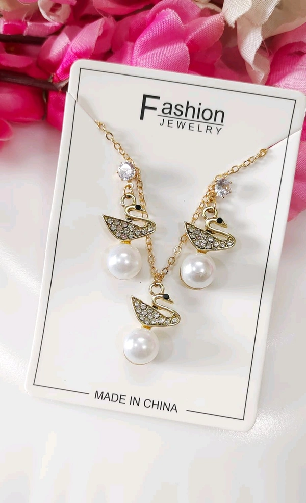 Stylish Swan Pearl Pendant Set 