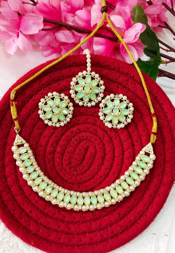 Pastel Green Kundan Necklace & Mangtika Set