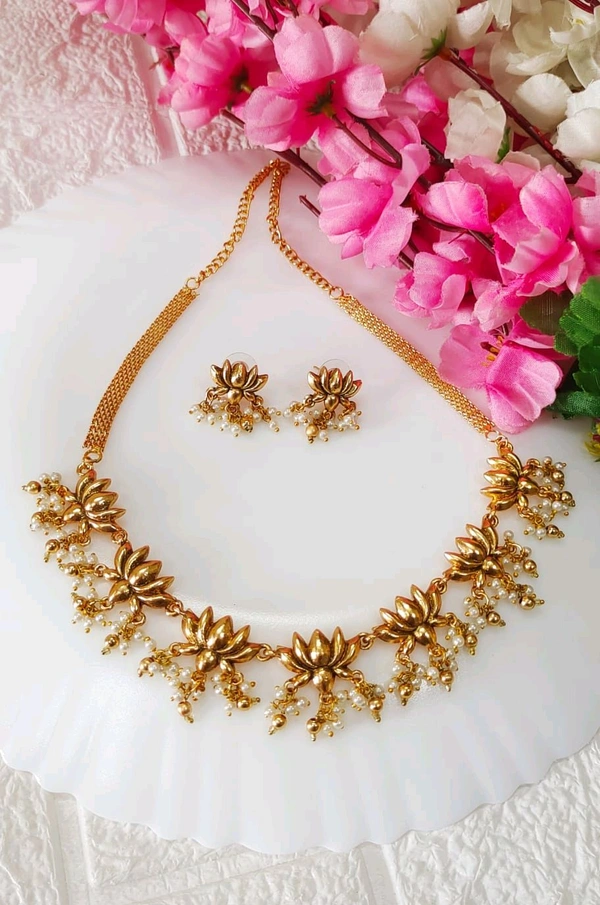 Beautiful Lotus Thushi / Choker Set 