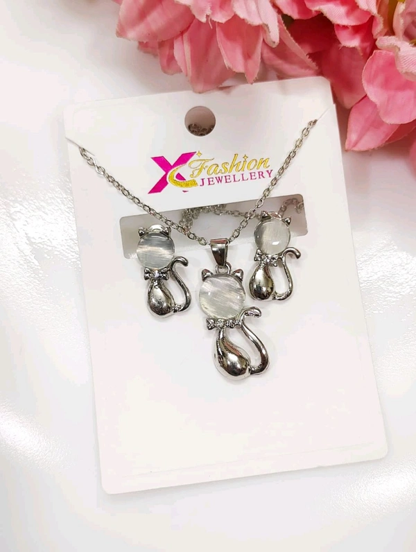 Cute Monalisa Kitten Pendant Set