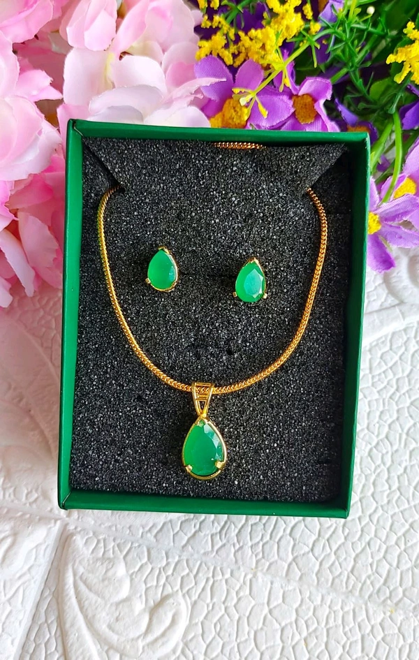 Beautiful Bottle Green Pendant Set