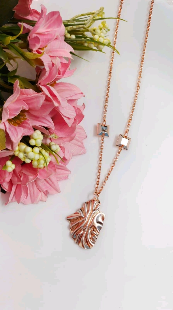 Stylish Rosegold Pendant Chain 