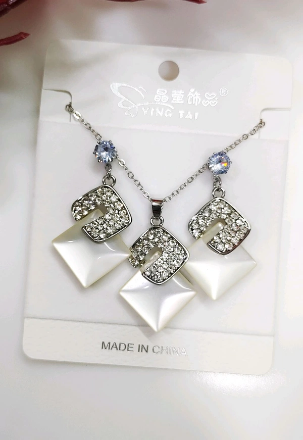 Beautiful Monalisa Pendant Set 