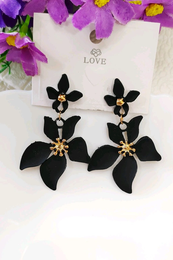 Pretty Floral Matte Danglers 🌷