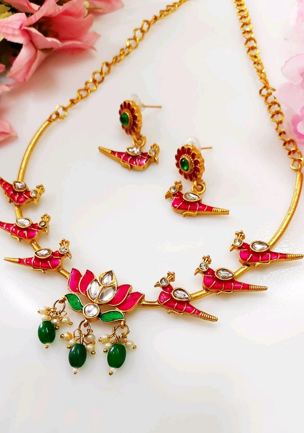 Gorgeous Bird With Lotus Choker Set 