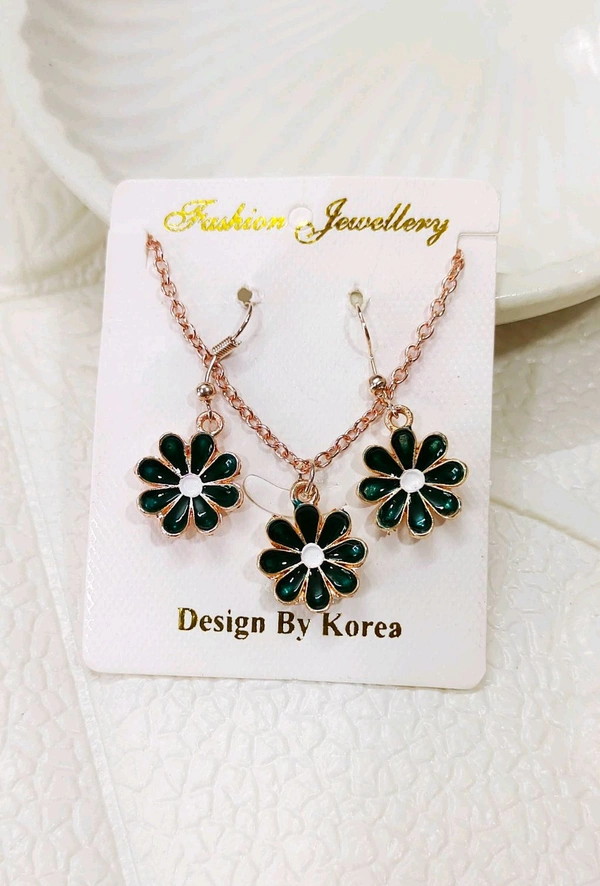 Pretty Floral Pendant Set
