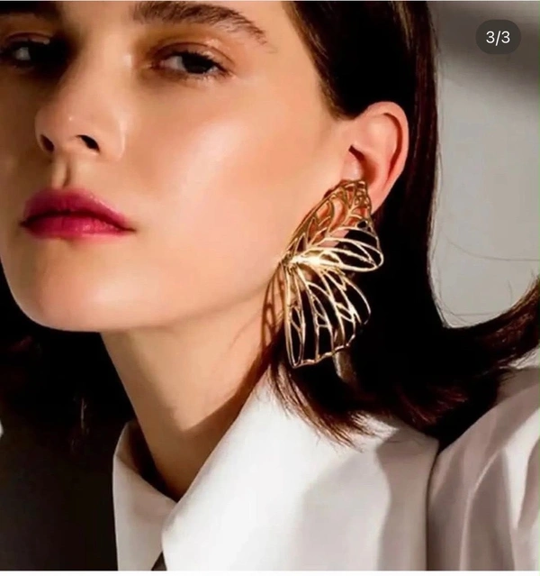 *Golden Butterfly Elegance Earrings* 🦋