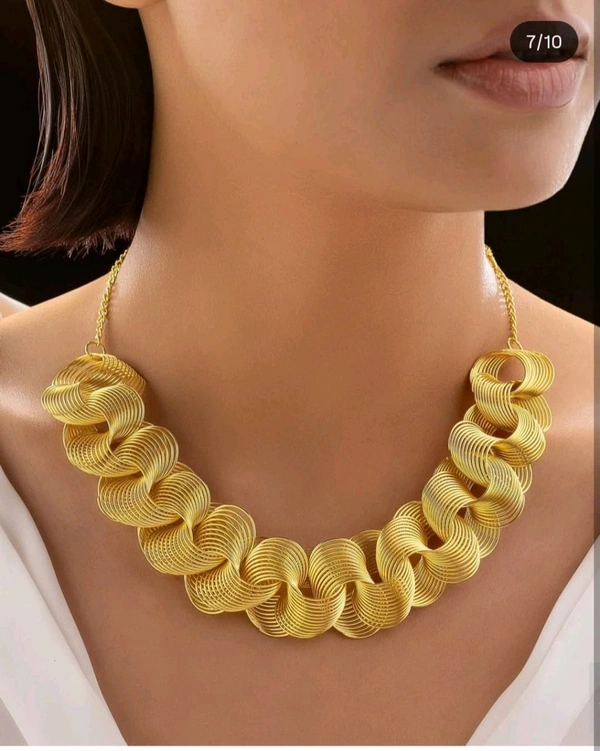 Beautiful Golden Rings Choker Necklace 