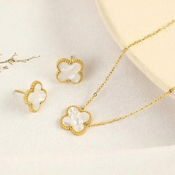 *Ivory Glow Clover Pendant Chain & Studs Set* 🍀