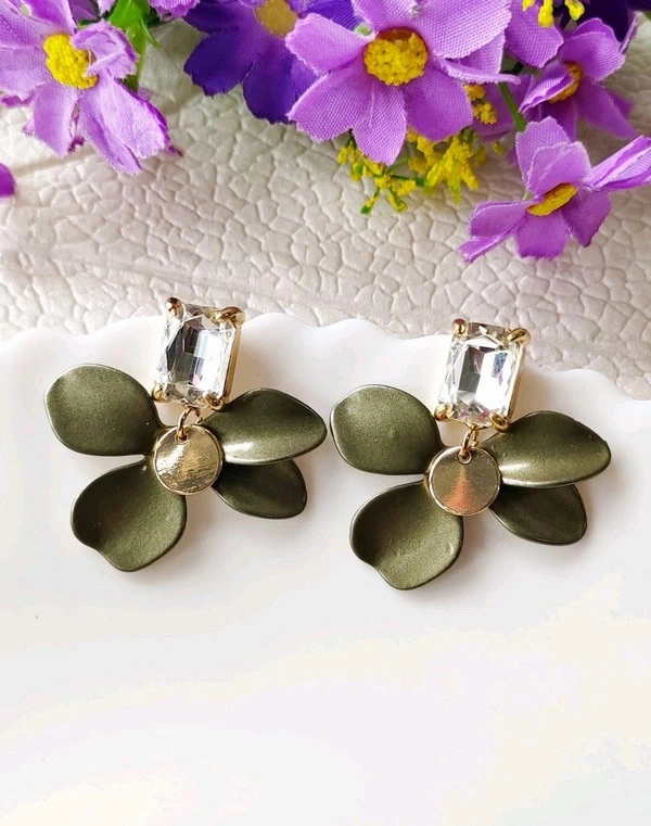 *Bloom Petal Statement Earrings* ✨🌸 - White