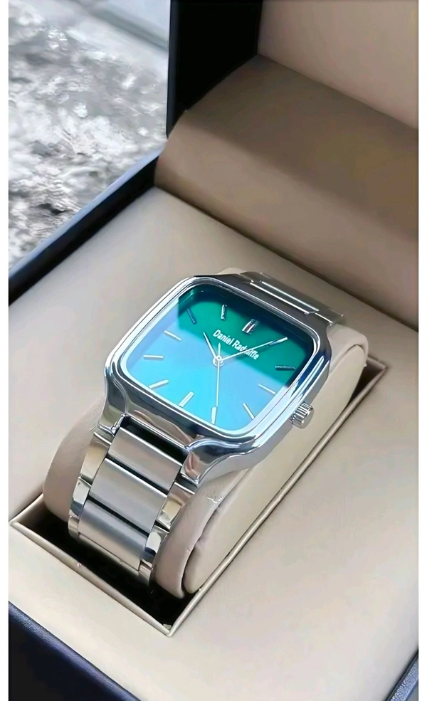 Old Money Type, Silver Chain